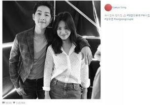 夫妻同步吃瓜,共享欢乐时光