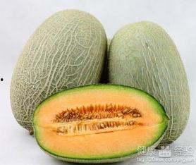 老妈在吃哈密瓜,老妈的哈密瓜时光